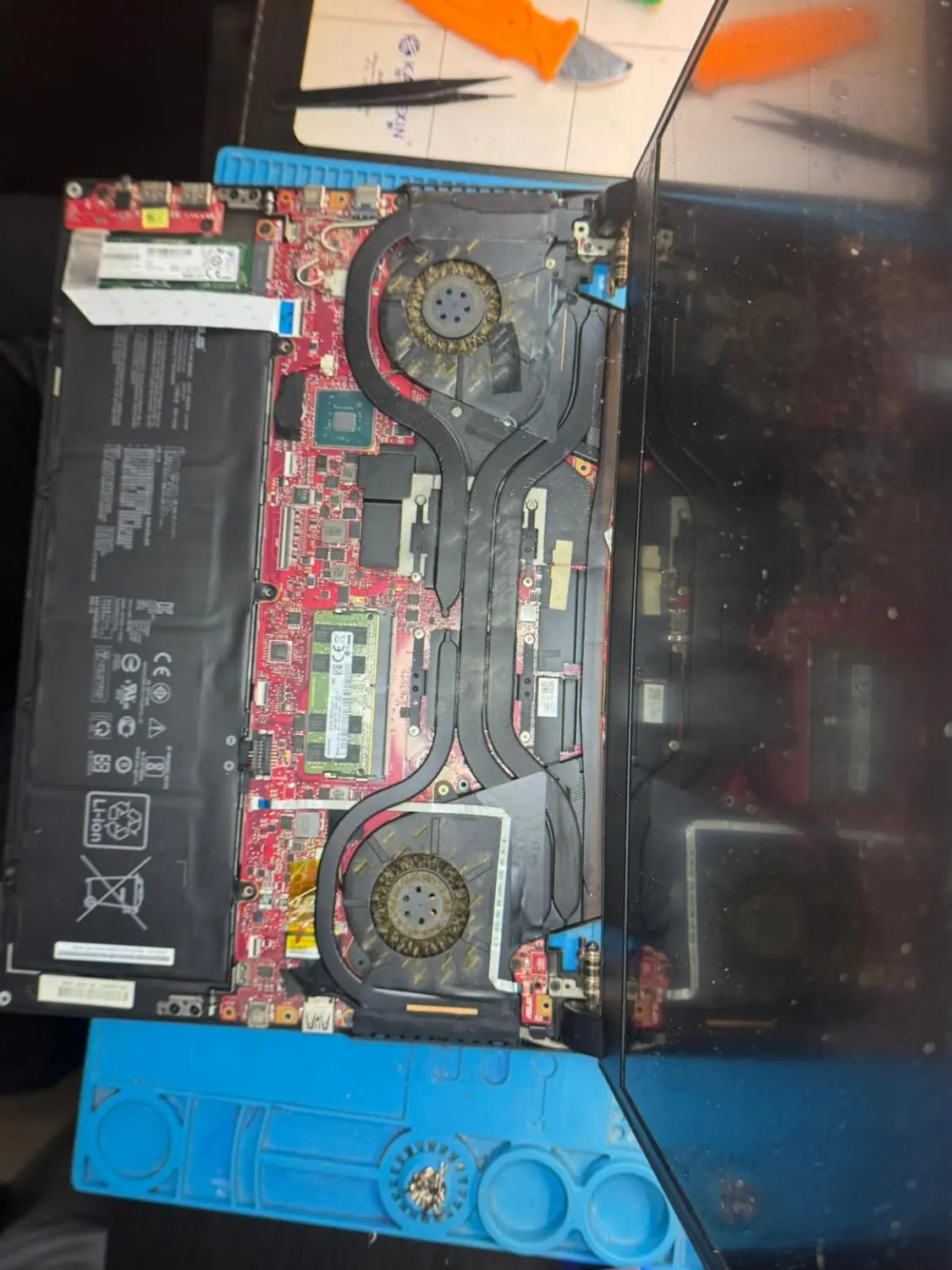 ASUS ROG Zephyrus – Depuneri de praf