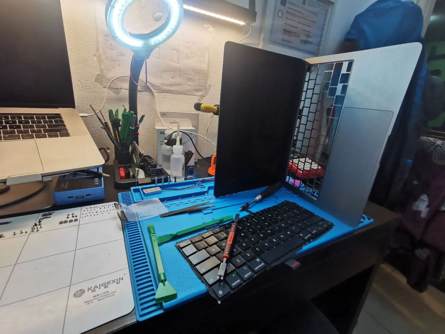 MacBook Air M1 – Demontarea ansamblului
